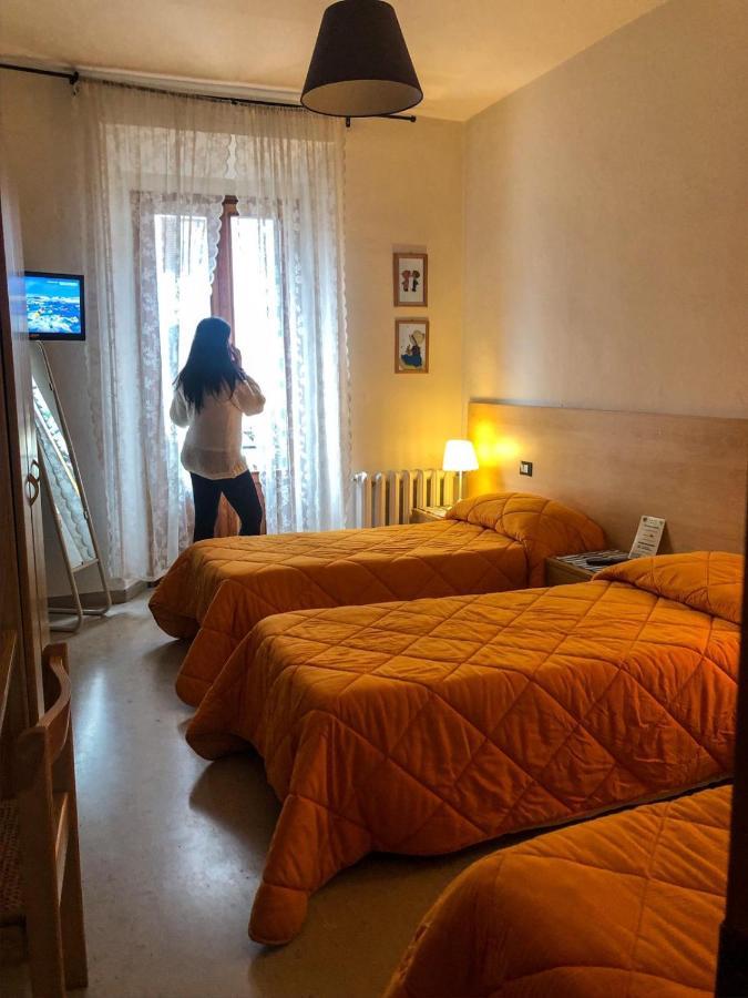 Albergo Ristorante La Torretta Кастильоне-деи-Пеполи Экстерьер фото