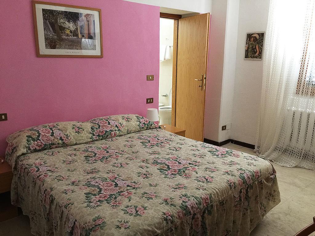 Albergo Ristorante La Torretta Кастильоне-деи-Пеполи Номер фото